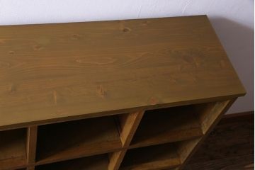レトロ家具　昭和レトロ　脚付き　素朴な木味が懐かしい雰囲気を醸し出すロッカー(下駄箱、マス目棚)(2)
