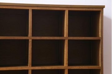 レトロ家具　昭和レトロ　脚付き　素朴な木味が懐かしい雰囲気を醸し出すロッカー(下駄箱、マス目棚)(2)