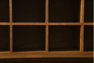 レトロ家具　昭和レトロ　脚付き　素朴な木味が懐かしい雰囲気を醸し出すロッカー(下駄箱、マス目棚)(2)