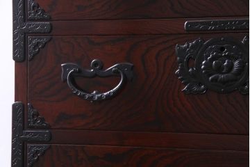 中古美品　伝統民芸家具　岩谷堂箪笥　豊田5号(忍付) 漆塗りの艶と杢目が美しい衣装箪笥(整理箪笥)(定価約45万円)