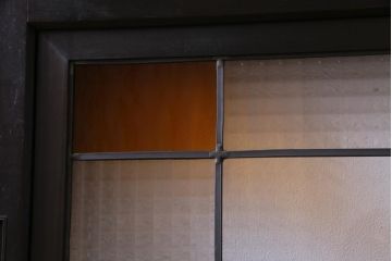 和製アンティーク　色ガラス・デザインガラス入り　ノスタルジックな雰囲気がお洒落な板戸2枚セット(建具、引き戸)