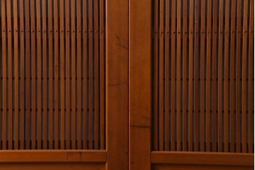 昭和中期　極上品　腰板ケヤキ材　趣と品のある佇まいが魅力の万本格子戸2枚セット(引き戸、建具)