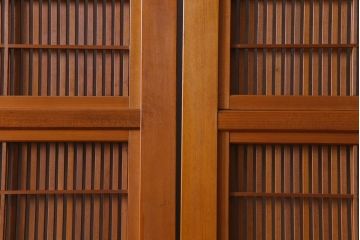 昭和中期　極上品　腰板ケヤキ材　趣と品のある佇まいが魅力の万本格子戸2枚セット(引き戸、建具)(1)