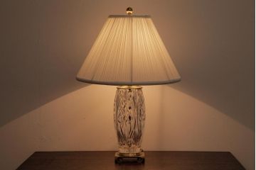 中古　 WATERFORD(ウォーターフォード)　カットガラスがエレガントさを演出するアクセントランプ(スタンドライト)