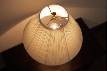 中古　 WATERFORD(ウォーターフォード)　カットガラスがエレガントさを演出するアクセントランプ(スタンドライト)