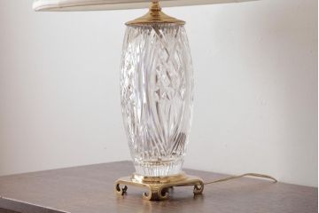 中古　 WATERFORD(ウォーターフォード)　カットガラスがエレガントさを演出するアクセントランプ(スタンドライト)