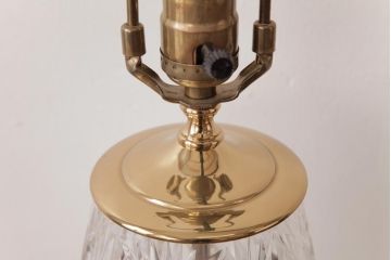 中古　 WATERFORD(ウォーターフォード)　カットガラスがエレガントさを演出するアクセントランプ(スタンドライト)