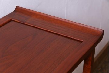 中古　カリン材　漆塗り　蒔絵で描かれた松の図が美しい茶棚(飾り棚、花梨材)(定価約40万円)
