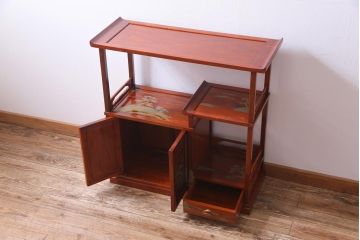 中古　カリン材　漆塗り　蒔絵で描かれた松の図が美しい茶棚(飾り棚、花梨材)(定価約40万円)