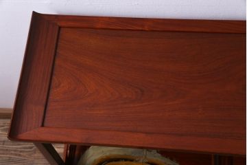 中古　カリン材　漆塗り　蒔絵で描かれた松の図が美しい茶棚(飾り棚、花梨材)(定価約40万円)