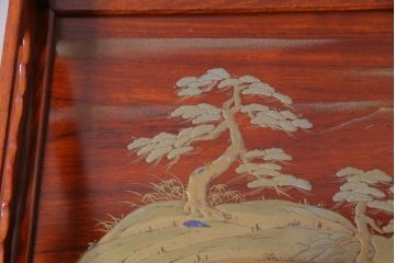中古　カリン材　漆塗り　蒔絵で描かれた松の図が美しい茶棚(飾り棚、花梨材)(定価約40万円)