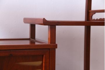 中古　カリン材　漆塗り　蒔絵で描かれた松の図が美しい茶棚(飾り棚、花梨材)(定価約40万円)