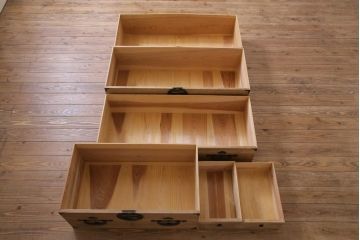 アンティーク家具　和製アンティーク　前面桐材　富士・鷹・茄子　縁起の良いモチーフが魅力的な二本松箪笥(重ね箪笥、衣装箪笥、桐箪笥、桐たんす)