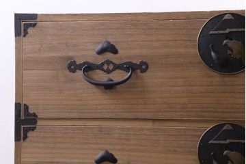 アンティーク家具　和製アンティーク　前面桐材　富士・鷹・茄子　縁起の良いモチーフが魅力的な二本松箪笥(重ね箪笥、衣装箪笥、桐箪笥、桐たんす)