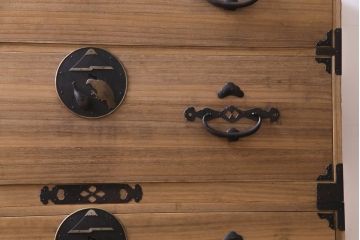 アンティーク家具　和製アンティーク　前面桐材　富士・鷹・茄子　縁起の良いモチーフが魅力的な二本松箪笥(重ね箪笥、衣装箪笥、桐箪笥、桐たんす)