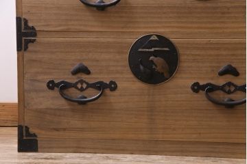 アンティーク家具　和製アンティーク　前面桐材　富士・鷹・茄子　縁起の良いモチーフが魅力的な二本松箪笥(重ね箪笥、衣装箪笥、桐箪笥、桐たんす)