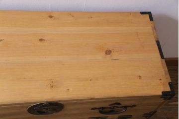 アンティーク家具　和製アンティーク　前面桐材　富士・鷹・茄子　縁起の良いモチーフが魅力的な二本松箪笥(重ね箪笥、衣装箪笥、桐箪笥、桐たんす)