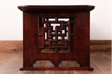 中古　松本民芸家具　栗・ケヤキ材　卍の透かし彫りが目を引く漆塗りの脚付膳(お膳)