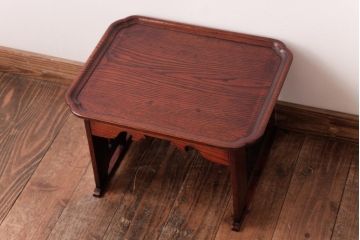 中古　松本民芸家具　栗・ケヤキ材　卍の透かし彫りが目を引く漆塗りの脚付膳(お膳)