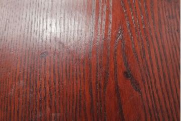 中古　松本民芸家具　栗・ケヤキ材　卍の透かし彫りが目を引く漆塗りの脚付膳(お膳)