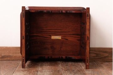 中古　松本民芸家具　栗・ケヤキ材　卍の透かし彫りが目を引く漆塗りの脚付膳(お膳)