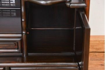 ビンテージ　民芸家具　縞黒檀材　艶やかな質感が高級感漂う飾り棚(茶棚)