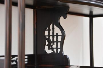 ビンテージ　民芸家具　縞黒檀材　艶やかな質感が高級感漂う飾り棚(茶棚)
