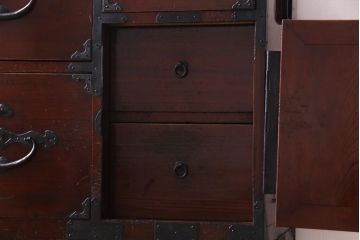 アンティーク家具　和製アンティーク　前面ケヤキ材　漆塗り　上質な和の空間づくりにおすすめな重ね二本松箪笥(引き出し、衣装箪笥)