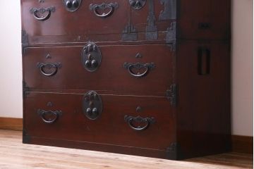 アンティーク家具　和製アンティーク　前面ケヤキ材　漆塗り　上質な和の空間づくりにおすすめな重ね二本松箪笥(引き出し、衣装箪笥)