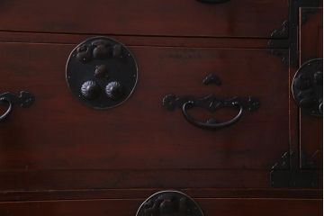 アンティーク家具　和製アンティーク　前面ケヤキ材　漆塗り　上質な和の空間づくりにおすすめな重ね二本松箪笥(引き出し、衣装箪笥)