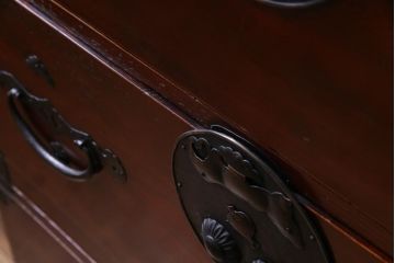 アンティーク家具　和製アンティーク　前面ケヤキ材　漆塗り　上質な和の空間づくりにおすすめな重ね二本松箪笥(引き出し、衣装箪笥)
