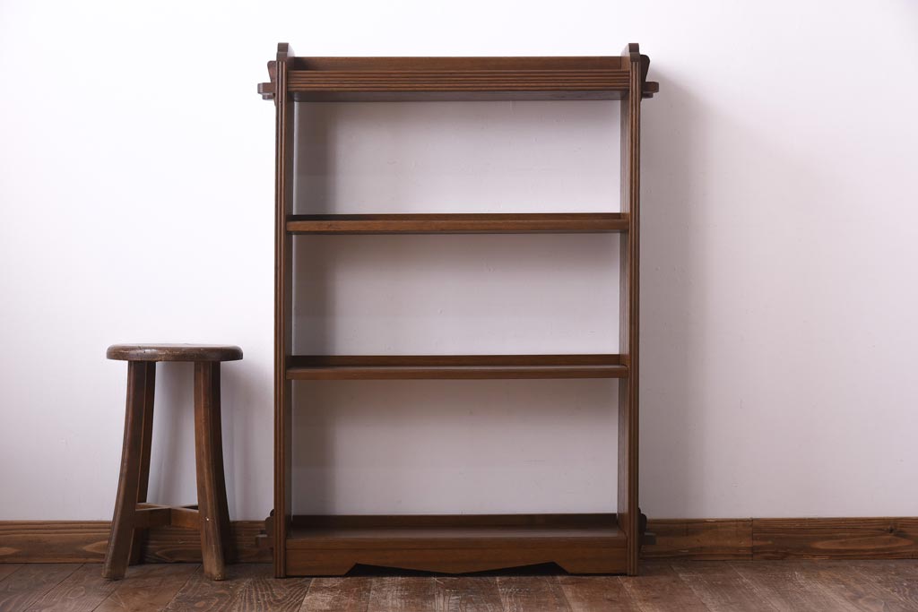 レトロ家具　昭和レトロ　ラワン材　直線の意匠が印象的な楔式の本棚(飾り棚、陳列棚)