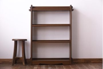 レトロ家具　昭和レトロ　ラワン材　直線の意匠が印象的な楔式の本棚(飾り棚、陳列棚)