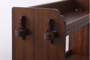 レトロ家具　昭和レトロ　ラワン材　直線の意匠が印象的な楔式の本棚(飾り棚、陳列棚)