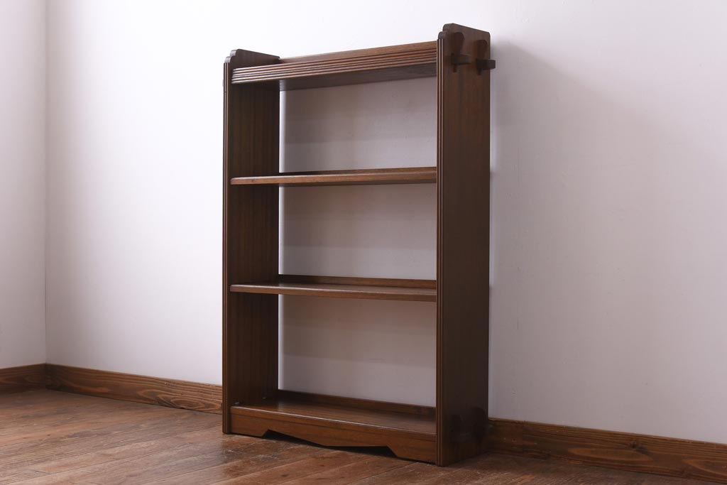 レトロ家具　昭和レトロ　ラワン材　直線の意匠が印象的な楔式の本棚(飾り棚、陳列棚)