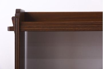 レトロ家具　昭和レトロ　ラワン材　直線の意匠が印象的な楔式の本棚(飾り棚、陳列棚)