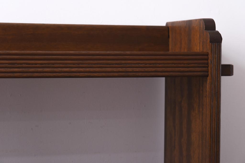 レトロ家具　昭和レトロ　ラワン材　直線の意匠が印象的な楔式の本棚(飾り棚、陳列棚)