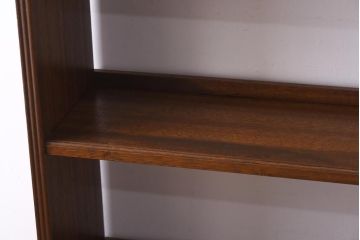 レトロ家具　昭和レトロ　ラワン材　直線の意匠が印象的な楔式の本棚(飾り棚、陳列棚)