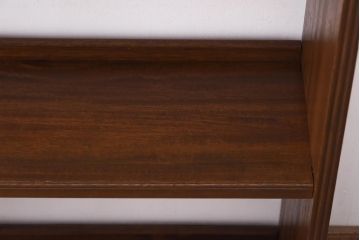 レトロ家具　昭和レトロ　ラワン材　直線の意匠が印象的な楔式の本棚(飾り棚、陳列棚)