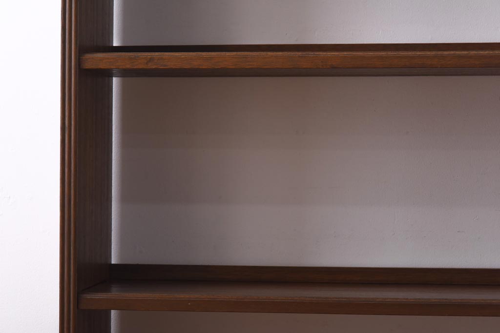 レトロ家具　昭和レトロ　ラワン材　直線の意匠が印象的な楔式の本棚(飾り棚、陳列棚)