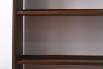 レトロ家具　昭和レトロ　ラワン材　直線の意匠が印象的な楔式の本棚(飾り棚、陳列棚)