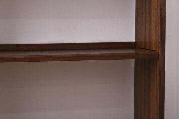 レトロ家具　昭和レトロ　ラワン材　直線の意匠が印象的な楔式の本棚(飾り棚、陳列棚)