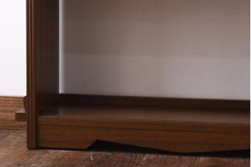 レトロ家具　昭和レトロ　ラワン材　直線の意匠が印象的な楔式の本棚(飾り棚、陳列棚)