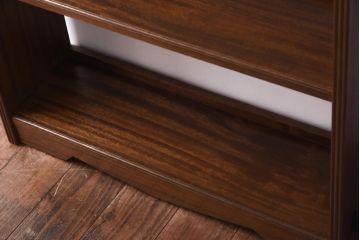 レトロ家具　昭和レトロ　ラワン材　直線の意匠が印象的な楔式の本棚(飾り棚、陳列棚)