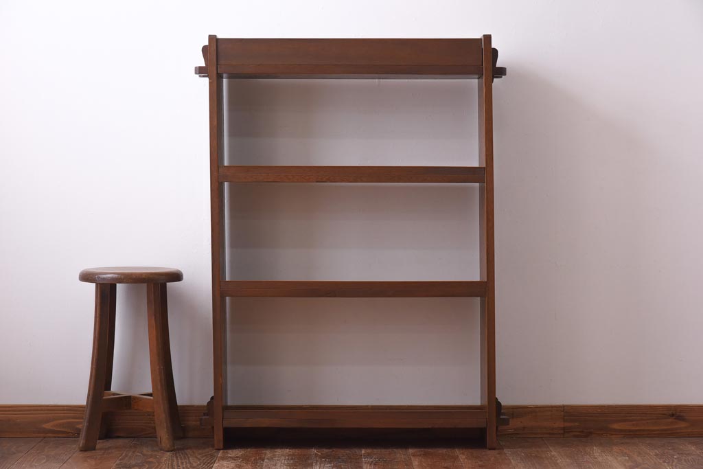 レトロ家具　昭和レトロ　ラワン材　直線の意匠が印象的な楔式の本棚(飾り棚、陳列棚)