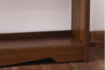 レトロ家具　昭和レトロ　ラワン材　直線の意匠が印象的な楔式の本棚(飾り棚、陳列棚)