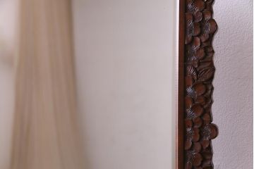 アンティーク雑貨　中古　伝統工芸　軽井沢彫り　繊細な桜の意匠が施された姿見(鏡、ミラー)