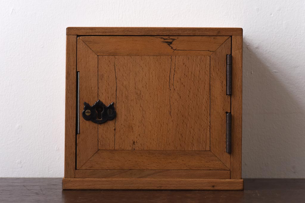 アンティーク雑貨　昭和レトロ　ブナ材　淡い色の木肌が魅力的な開き戸の収納箱(木箱、小物収納)