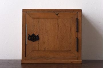アンティーク雑貨　昭和レトロ　ブナ材　淡い色の木肌が魅力的な開き戸の収納箱(木箱、小物収納)