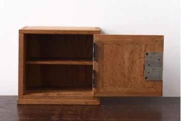 アンティーク雑貨　昭和レトロ　ブナ材　淡い色の木肌が魅力的な開き戸の収納箱(木箱、小物収納)